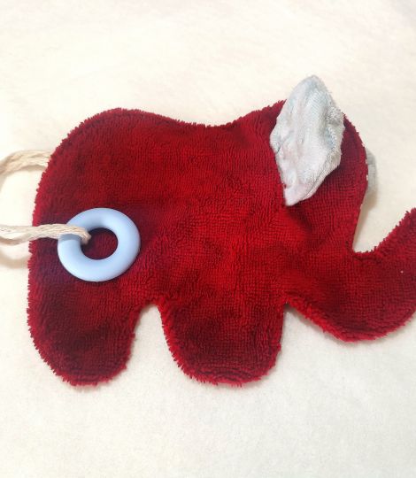 Doudou l'éléphant rouge